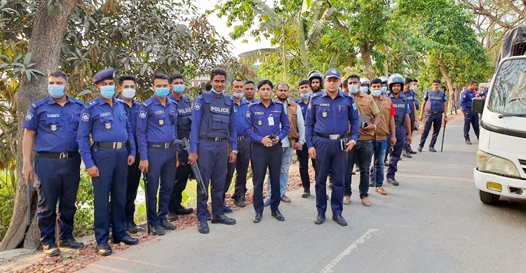 আসামি ধরতে গিয়ে দ্বিতীয় দিনে মিলল বালতিভর্তি ককটেল
