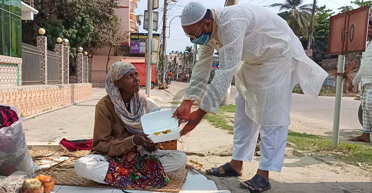 রমজানে ছিন্নমূলদের দুবেলা খাবার দিচ্ছে কুয়াকাটা জন্মভূমি ক্লাব