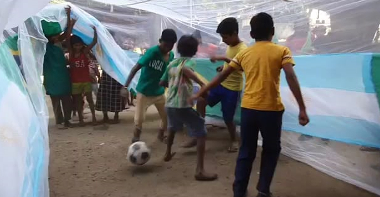 ডেঙ্গুর হাত থেকে বাঁচাতে মশারির ভেতর ফুটবল