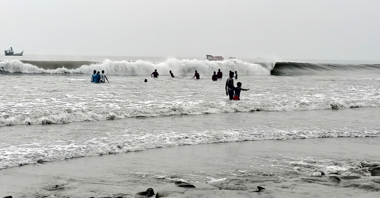 হঠাৎ সাগর উত্তাল, সৈকত থেকে সরানো হলো ট্যুরিস্ট বোট