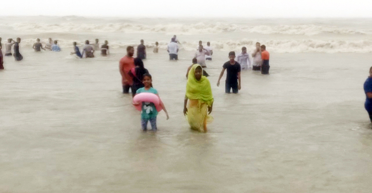 কুয়াকাটা সৈকত ছেড়ে পর্যটকদের নিরাপদে সরে যাওয়ার নির্দেশ