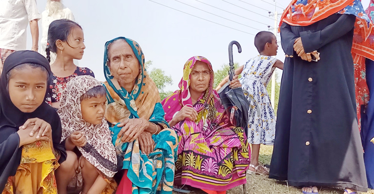 প্রধানমন্ত্রীকে পর্দায় দেখতে তাপবিদ্যুৎ কেন্দ্রের গেটে ভিড়