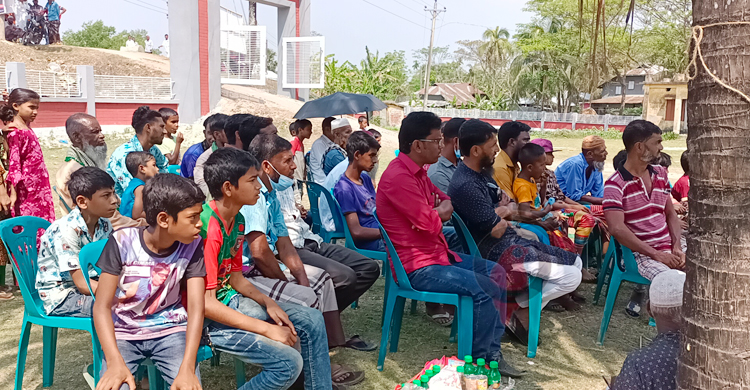 প্রধানমন্ত্রীকে পর্দায় দেখতে তাপবিদ্যুৎ কেন্দ্রের গেটে ভিড়