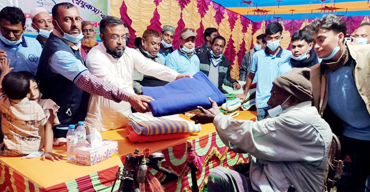 গুরুদাসপুরে স্বেচ্ছাসেবী সংগঠনের কম্বল বিতরণ