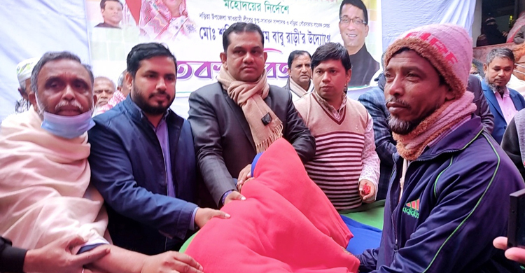 অসহায়দের মাঝে উষ্ণতার পরশ ছড়ালেন সাবেক মেয়র