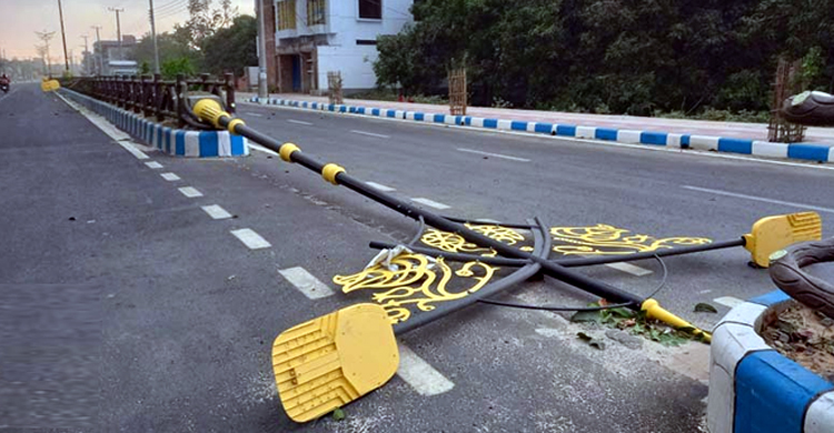এক ঝড়েই ভেঙে পড়ল রাসিকের ৫৯ সড়কবাতি