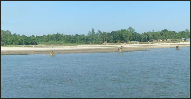 ভারতীয়দের ধাওয়ায় স্ত্রীকে নিয়ে নদীতে ঝাঁপ