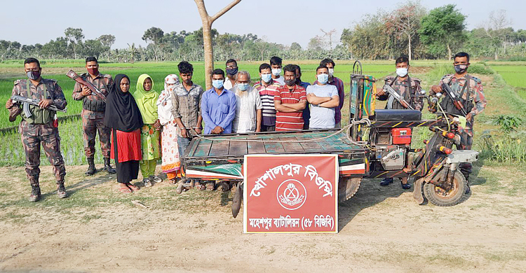 ভারতে অনুপ্রবেশকালে ১২ জন আটক