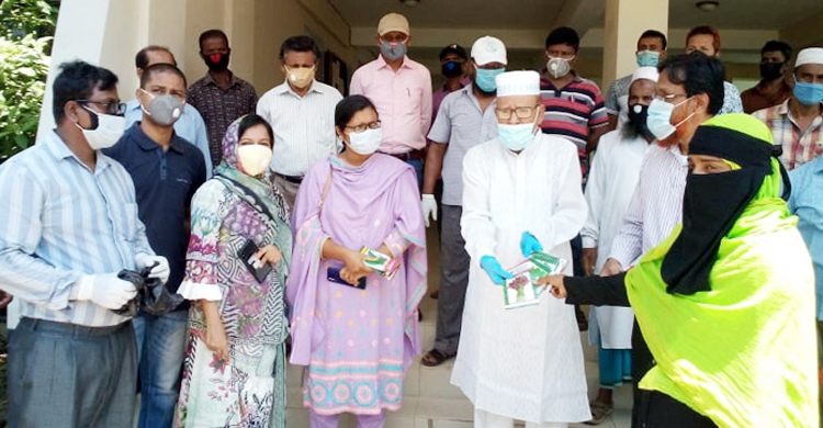 ফেনীতে ৪০০ কৃষক পেলেন শাক-সবজির বীজ