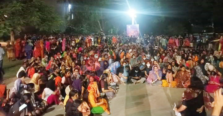 মধ্যরাতে ছাত্রীদের বিক্ষোভে উত্তাল খুলনা বিশ্ববিদ্যালয়