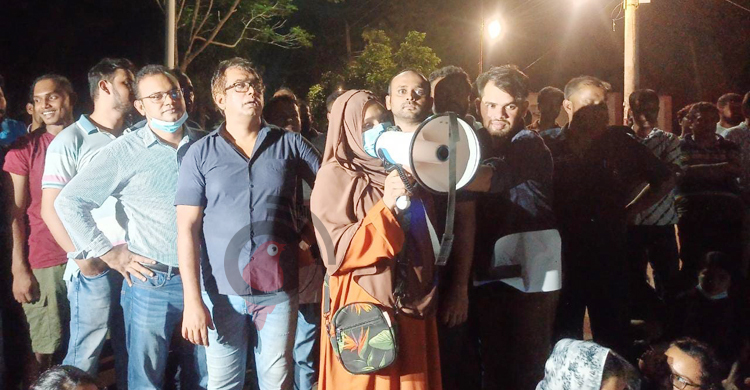 ১১ দফা মেনে নেওয়ায় হলে ফিরলেন খুলনা বিশ্ববিদ্যালয়ের ছাত্রীরা