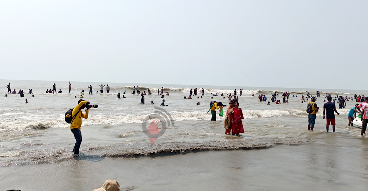 পর্যটকের কোলাহলে মুখরিত সাগরকন্যা কুয়াকাটা