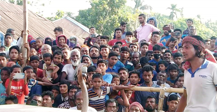 ঝাঁপান খেলা দেখতে হাজারো মানুষের ভিড়