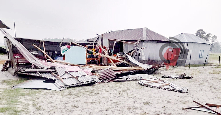 কুড়িগ্রামে ঝড়ে ৬০ বসতবাড়ি লন্ডভন্ড, ১১১ মি.মি. বৃষ্টিপাত