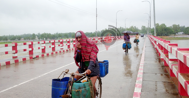 গ্রীষ্মেই ‘বর্ষার’ বৃষ্টিতে জনজীবনে দুর্ভোগ