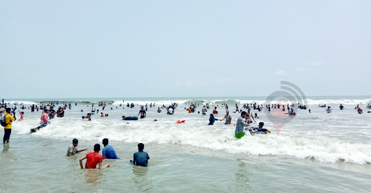 বৈরী আবহাওয়াতেও সৈকতে মেতেছেন পর্যটকরা