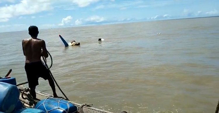 ডাকাতদের ডুবিয়ে দেওয়া ট্রলার উদ্ধারে জেলেরা