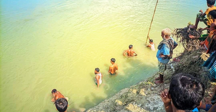 তীর ঘেঁষে দৌড়ানোর সময় নদীতে পড়ে শিশু নিখোঁজ
