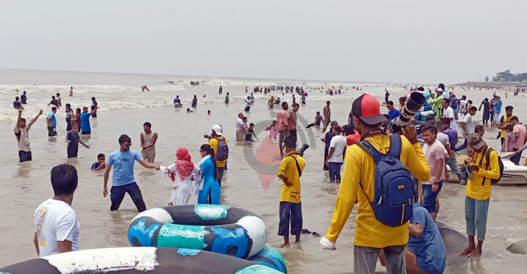 পদ্মা সেতুর সুবাদে বেড়েছে পর্যটক, লাইফগার্ড-বিচ লকার নিয়ে হতাশা