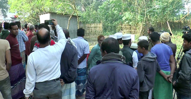 দাফনের ১৪ দিন পর তোলা হলো কুয়েট শিক্ষক সেলিমের মরদেহ