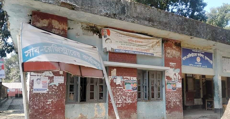 ভূরুঙ্গামারীতে সাব-রেজিস্ট্রারের অভাবে বেকায়দায় সেবাপ্রার্থীরা