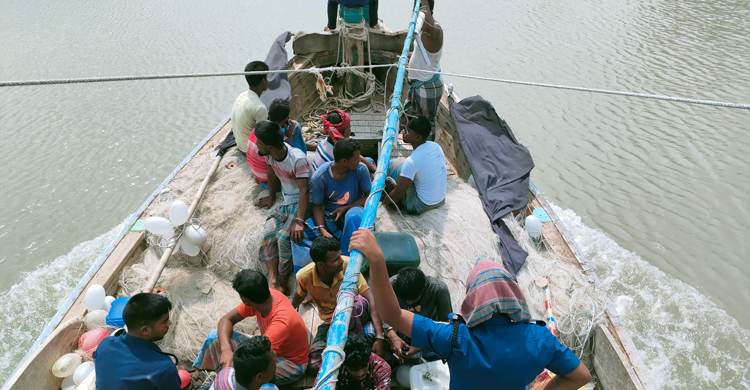 নিষেধাজ্ঞায় সমুদ্রে মাছ শিকার, জরিমানা দিয়ে ছাড়া পেলেন ১০ জেলে