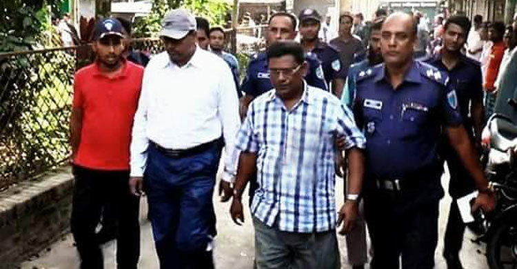 ঘুষ নেয়ার সময় হঠাৎ হাজির দুদক...