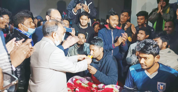 খুবির দুই শিক্ষার্থীর ‘দুঃখ প্রকাশ’, অনশন ভাঙালেন উপাচার্য