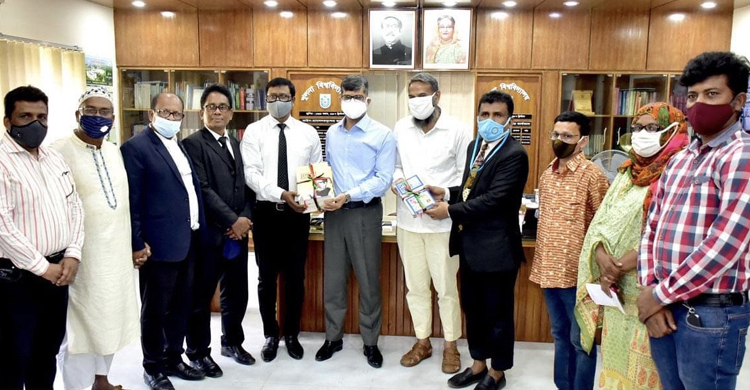 খুবির বঙ্গবন্ধু কর্নারে আইনজীবীর বই উপহার