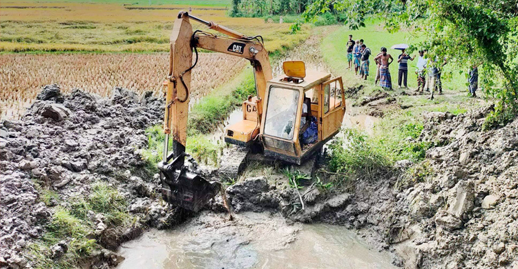 বিলের পানি অপসারণে দখল করা খালে চলছে খননকাজ
