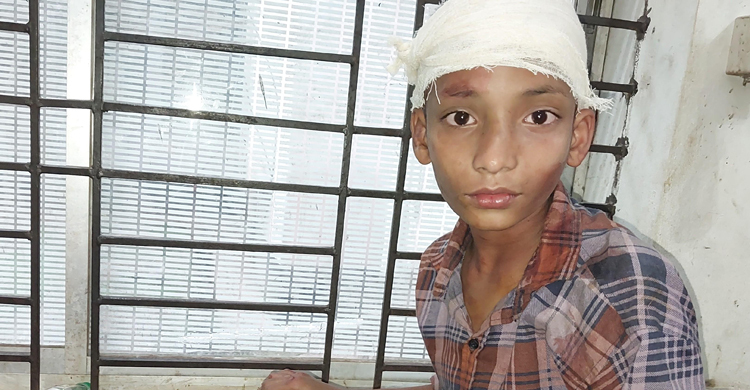 ভিড়ে দরজার সামনে দাঁড়িয়ে ছিল শিশু, পড়ে গেলো চলন্ত ট্রেন থেকে