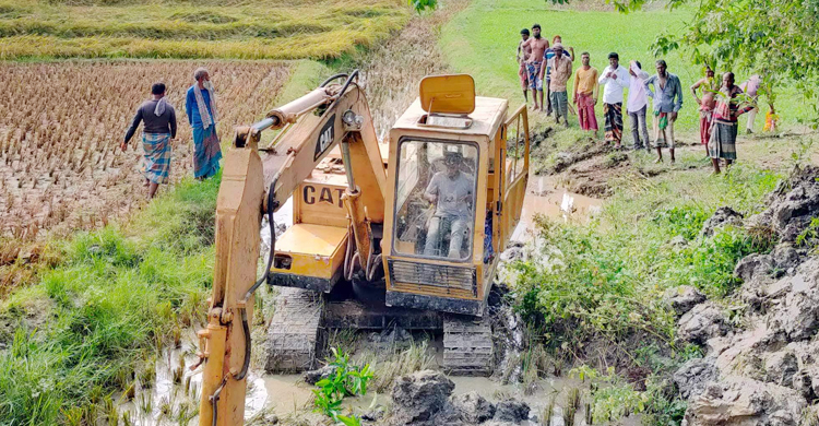 বিলের পানি অপসারণে দখল করা খালে চলছে খননকাজ