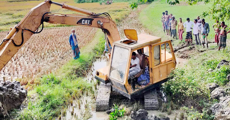 বিলের পানি অপসারণে দখল করা খালে চলছে খননকাজ