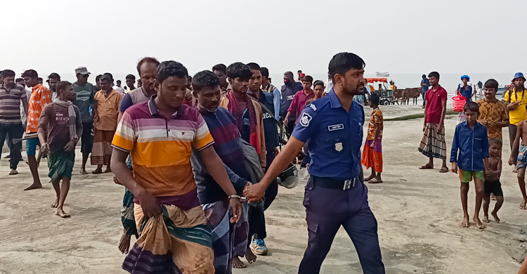 আটকের পর জানা গেলো তারা জলদস্যুর কবলে পড়া জেলে