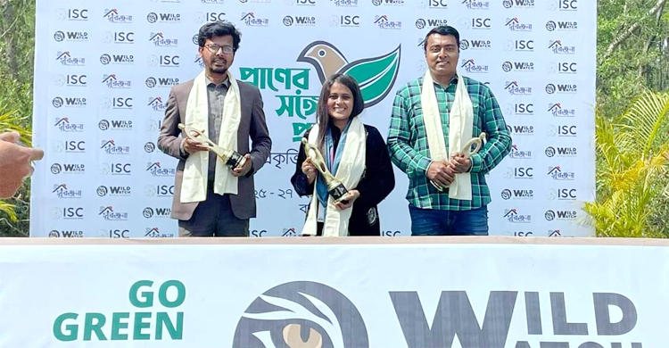 ডলফিন রক্ষায় বিশেষ ভূমিকার জন্য সম্মাননা পদক পেলেন তুষার