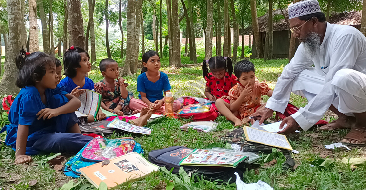 অসহনীয় গরম, গাছের ছায়ায় বাগানে ক্লাস