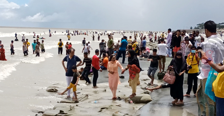 কুয়াকাটায় পর্যটকের ঢল