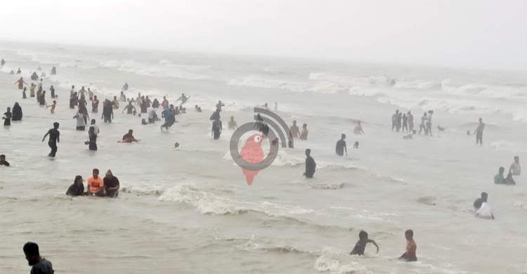 কুয়াকাটায় সকাল থেকে বৃষ্টি, পর্যটকদের নিরাপদে থাকতে মাইকিং