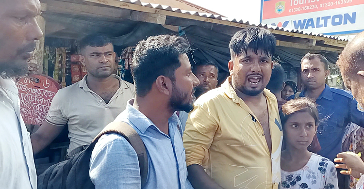 কুয়াকাটায় ৩ পর্যটককে বাস শ্রমিকদের মারধর