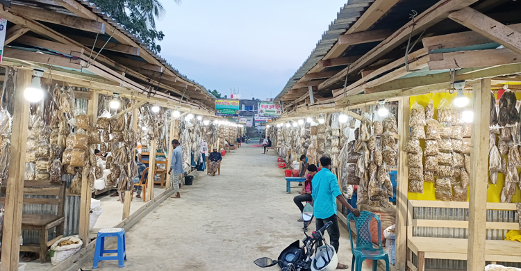 চাহিদার সঙ্গে পাল্লা দিয়ে বাড়ছে কুয়াকাটা শুঁটকি পল্লীর ব্যস্ততা