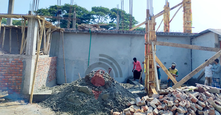 জমি দিয়েছিলেন পাবলিক টয়লেটের জন্য, ছাদে বানাচ্ছেন নিজের হোটেল