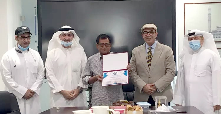 কর্মদক্ষতা-পরিশ্রমের জন্য কুয়েতে সম্মাননা পেলেন বাংলাদেশি