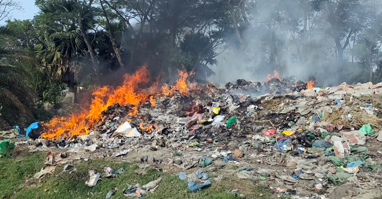 সড়কের পাশে ময়লার স্তূপ, আগুন দিয়ে বর্জ্য কমাচ্ছে পৌর কর্তৃপক্ষ