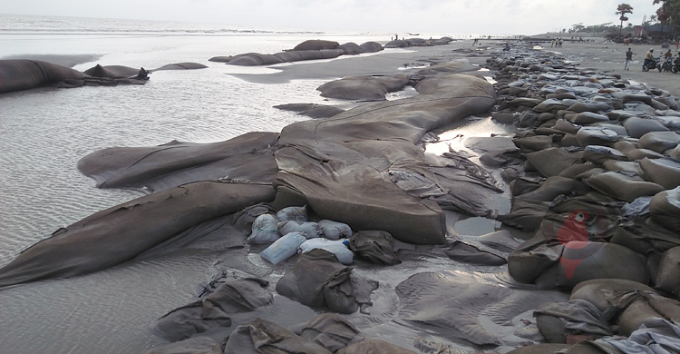 ছেড়া বস্তা আর খানাখন্দে ভরা কুয়াকাটা সৈকত