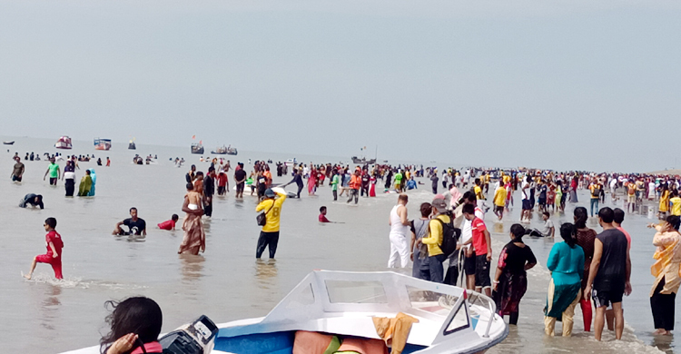 পর্যটকদের উপচেপড়া ভিড় কুয়াকাটায়