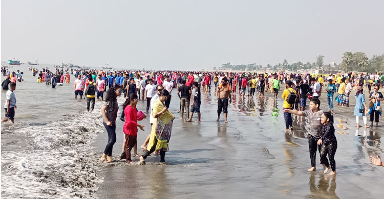 বন্ধের দ্বিতীয় দিনেও রেকর্ড উপস্থিতি কুয়াকাটায়, ব্যবসা চাঙা