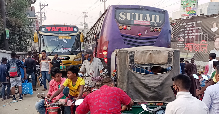 যত্রতত্র গাড়ি পার্কিংয়ে যানজট, ভোগান্তিতে কুয়াকাটার পর্যটকরা