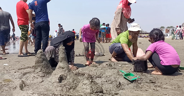 সৈকতে বসে উপকূলের কষ্ট দেখালেন তারা