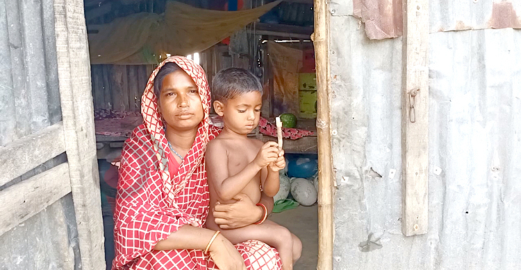 ২২ দিনের নিষেধাজ্ঞায় এখনো মেলেনি সহায়তার চাল, জেলেপল্লীতে দুর্দিন