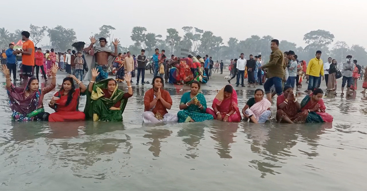 পুণ্যস্নানের মধ্য দিয়ে কুয়াকাটায় শেষ হলো রাস উৎসব